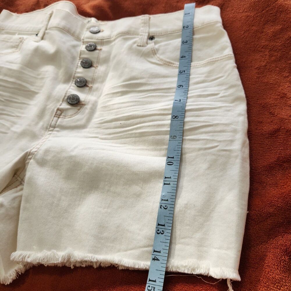 Mudd Womens Shorts Size 15 Ivory Stretch High Rise Midi Front Buttons - Picture 7 of 12